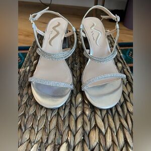 nina silver heels size 7.5